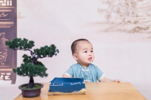 辽阳怀孕肚子中间凹两边凸